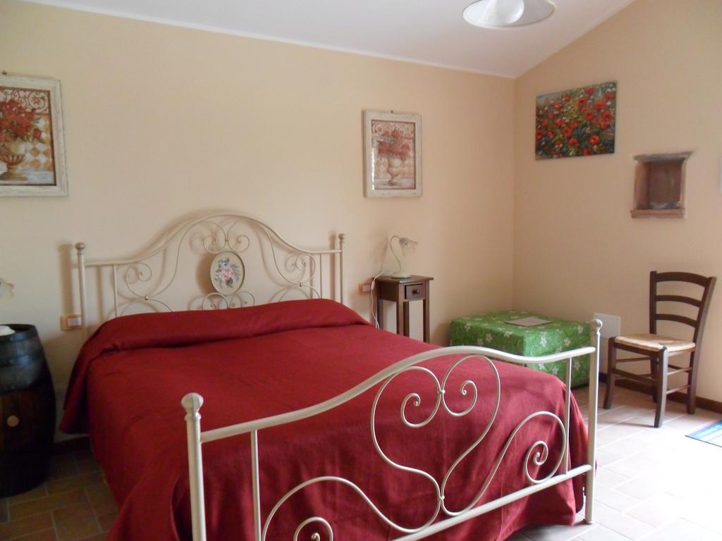 צ'רטאלדו Agriturismo Il Torrione חדר תמונה